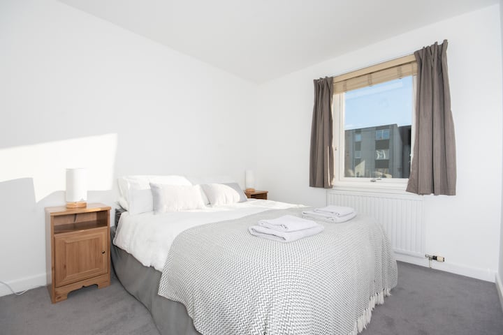 חדר שינה נעים 2 עם מיטת קינג סייז ומזרן קצף עם זיכרון שקט לשינת לילה מושלמת, מלתחות עם מראה הזזה, שולחנות ליד המיטה, מנורות קריאה.