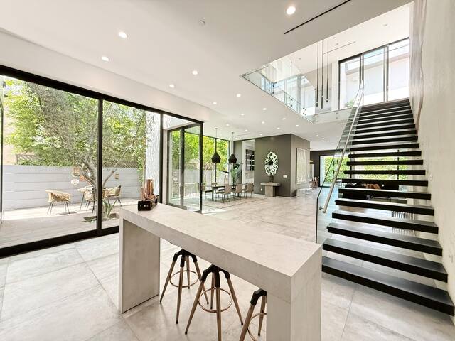 Spacious 5BR Home w/ Infinity Pool & Rooftop gallery image 2