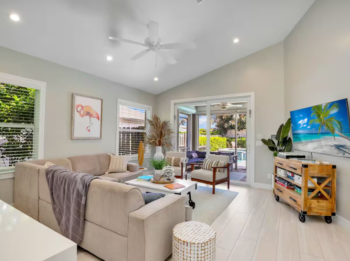 Successful Airbnb property: 1 mi Naples Beach, Heated Pool/Spa, Lux New Home in Naples Park