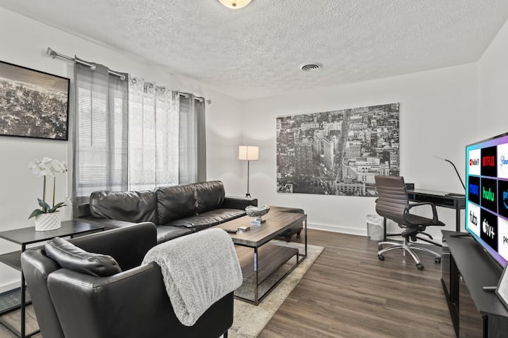Spacious 1-bedroom Apartment In The Heart Of Indy - Broad Ripple, IN