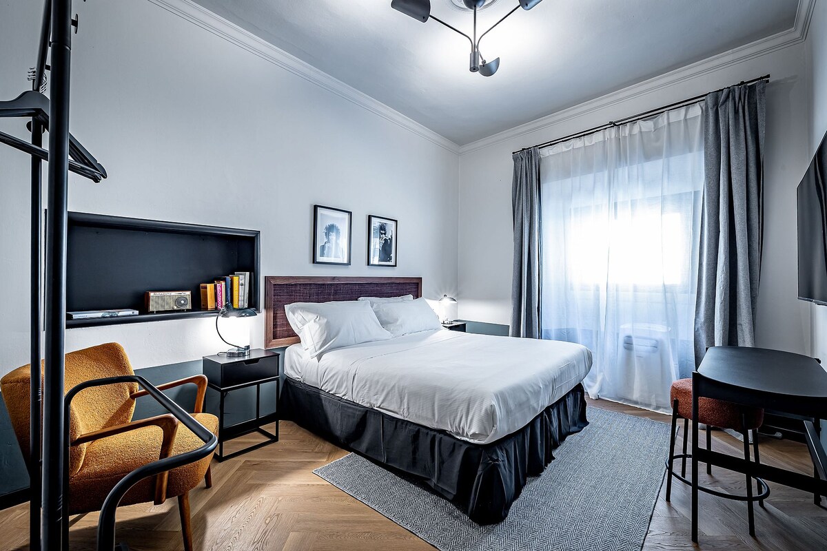 Chumba cha Kulala Chenye Mwangaza na Amani | Mapazia ya kuzima mwanga, kitanda kamili na mwanga laini kwa usiku wa kupumzika, kimya lakini katikati.