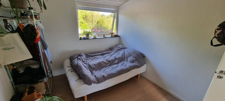 спална соба со 3/4 кревет од 140 x 200 см за 1 или 2 лица