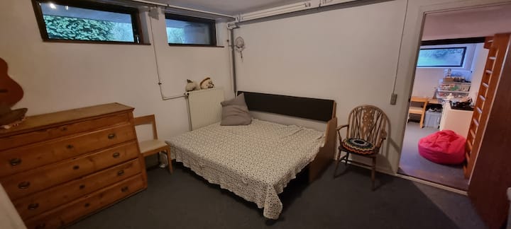 2 кревета на кауч на спуштање во подрумот - или 90x200/180/200. 