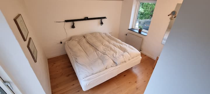 спална соба со брачен кревет 180x200