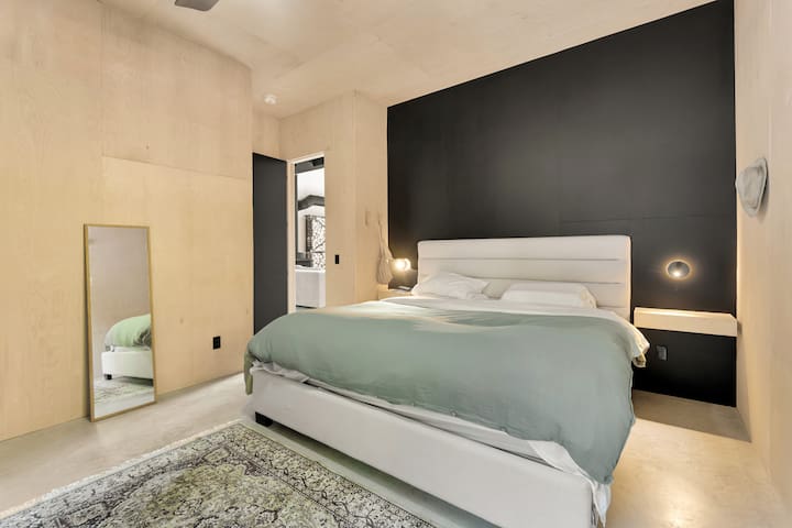 Modern Luxury Cottage | Sauna, Hot Tub, Lakefront