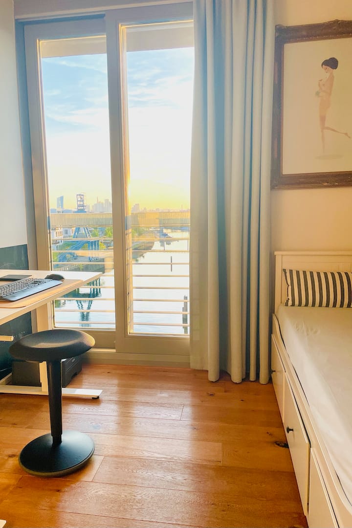 Svetlá izba s písacím stolom, útulnou rozťahovacou posteľou (160 x 200) a fantastickým výhľadom na vodu – ideálna na prácu na diaľku alebo pokojné čítanie pri západe slnka. Dokonalá kombinácia funkčnosti a príjemnej atmosféry.
