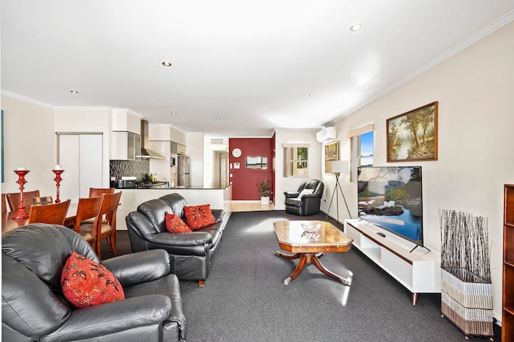 Spring Hill Condo Retreat | Free Parking for 2