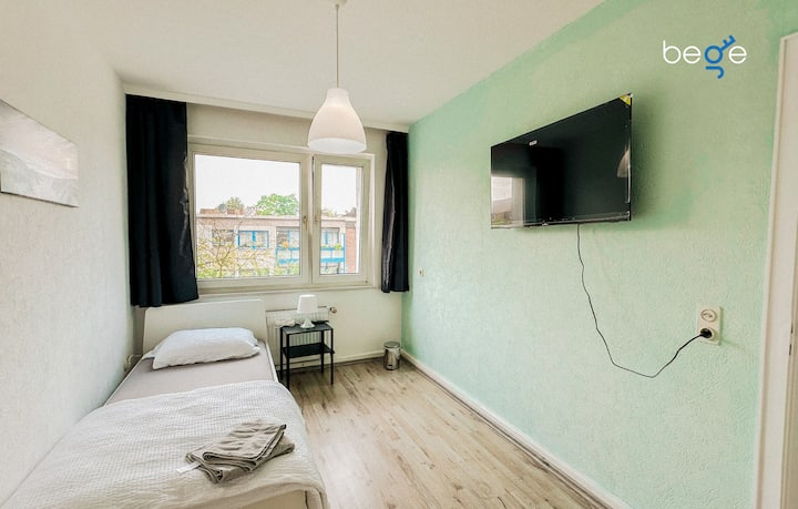 ห้องนอน 3 มีเตียงเดี่ยว พื้นที่นั่งเล่น และสมาร์ททีวี