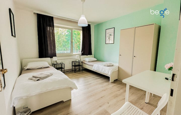 ห้องนอน 2 พร้อมเตียงเดี่ยว 2 หลังพื้นที่นั่งเล่นและสมาร์ททีวี