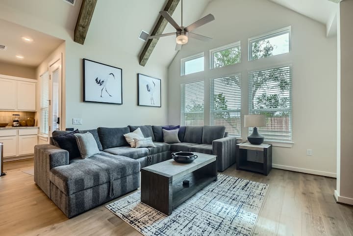 Luxury 4br Home 4 Min Drive To Texas A&m W/ Deck - San Antonio, TX