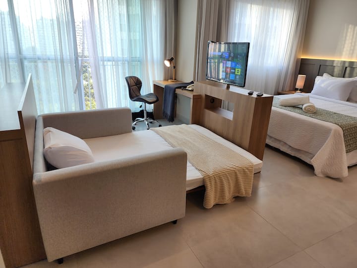 Универсална и уютна обстановка, с удобен разтегателен диван и 32-инчов телевизор с въртяща се опора – идеално за почивка или за настаняване на трети гост.