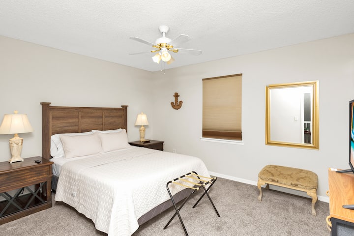 Ова е втората соба на првиот кат. Ја нарекуваме „Соба на плажа“ и ќе ја почувствувате нејзината атмосфера кога ќе влезете во неа. Исто така, опремен со 32-инчен паметен телевизор, гардеробер со 8 фиоки, огледало, светилки (интегрирани приклучоци на ноќните штандови!) и сопствен плакар 