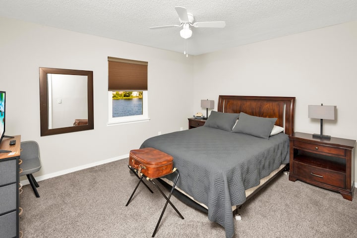 Ова е една од двете соби на горниот кат. Ова ја нарекуваме „елегантна“ соба и ќе ви се допадне. Опремено со 32-инчен паметен телевизор на врвот на гардеробер со 8 фиоки, еден преклопен куфер, 2 светилки на допир со УСБ и обични приклучоци, ролетни со поглед на езеро 