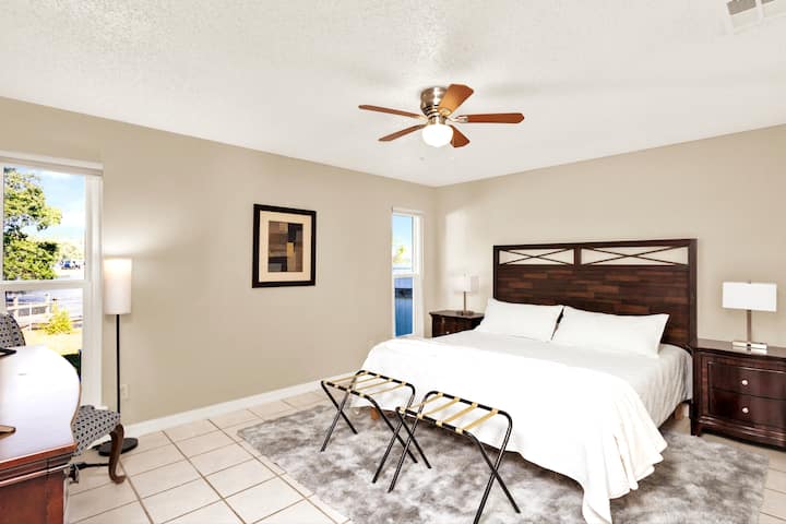 Вашата главна спална соба е погодно лоцирана на 1 кат. Опремено со брачен кревет (широк 150-179 см), перници со големина на брачен кревет (широк 180-179 см), 2 камериери за багаж на склопување, Alexa во ноќна масичка, ламби на допир, 55 инчен паметен телевизор, прозорци со поглед на езеро, плакар и приватна бања.