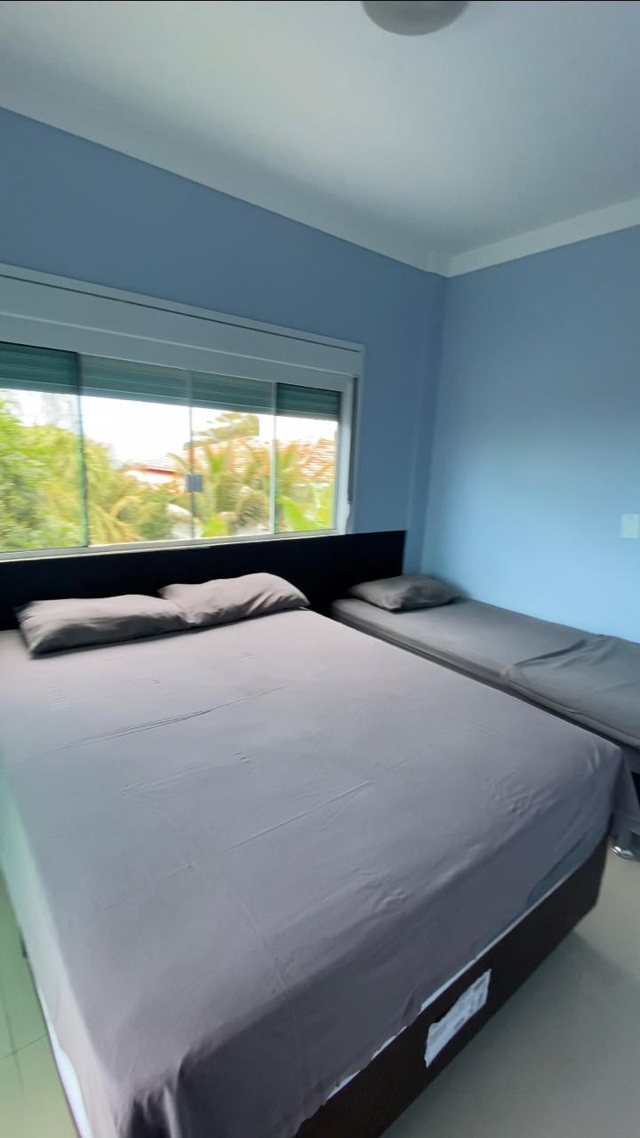 Საძინებელი 2 1 ორადგილიანი საწოლით, 1 ერთადგილიანი საწოლით, აბაზანა-ტუალეტით, კონდიციონერითა და აივნით