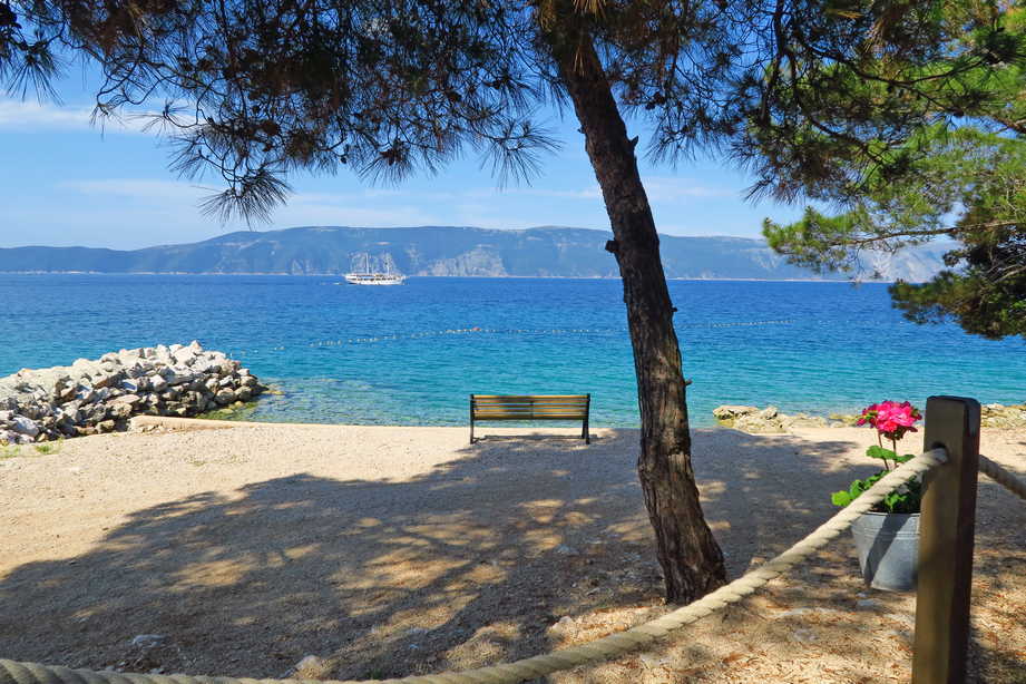 Vila More · Kamena vila s velikim bazenom i dječjim igralištem