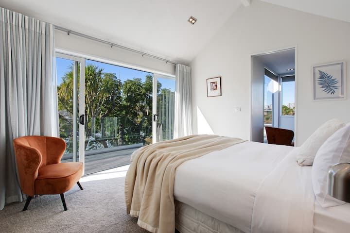 Open de schuifdeuren van de ranch boven en geniet van die frisse lucht op het balkon boven.