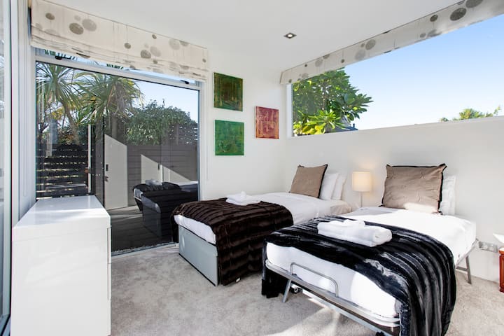 Je kunt de schuifdeuren van de ranch op de begane grond openen om verbinding te maken met de buitenruimte.