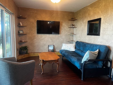 Popular Airbnb listing: Grey Wood Lodge - Guest Studio in Julian