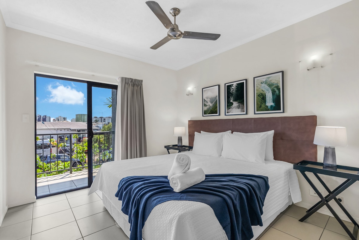 Oddýchnite si v priestrannej spálni s malým balkónom a manželskou posteľou pre pokojný nočný spánok.