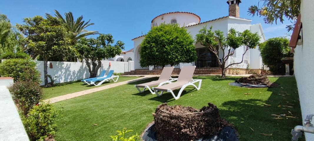 004 Noguera Villa with moorage and pool gallery image 2