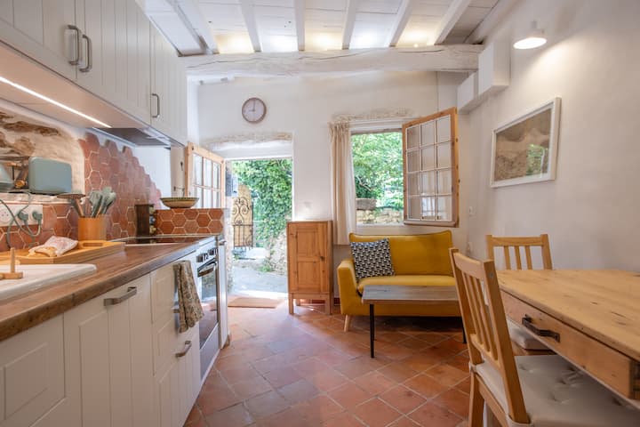 Les Volets Jaunes - Maison De Charme Et Terrasse - Sillans-la-Cascade