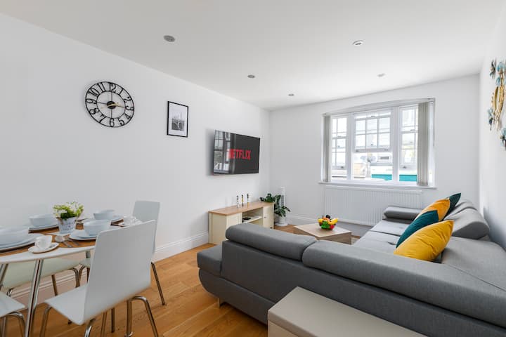 חלל מגורים ואוכל מודרני עם אור טבעי ועיצוב אלגנטי