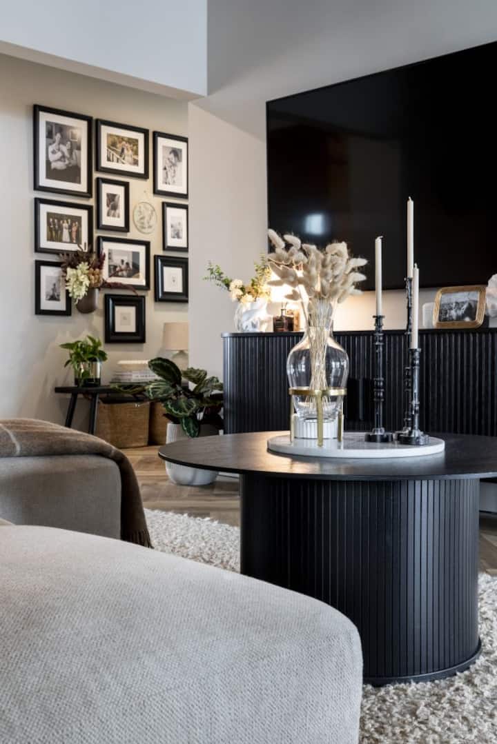 ห้องทีวีพร้อมเตียงโซฟาคู่ 1 หลัง