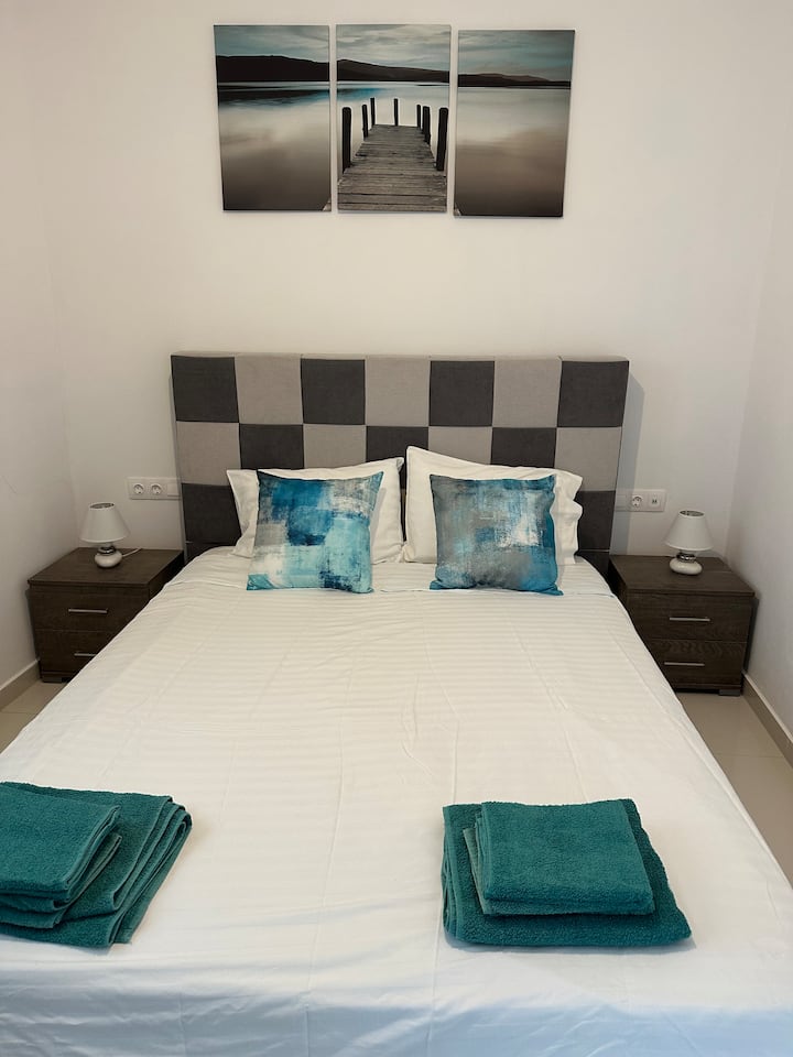 El segundo dormitorio cuenta con una cómoda cama doble vestida con sábanas suaves, que proporciona un espacio tranquilo y acogedor para la relajación y el sueño reparador.