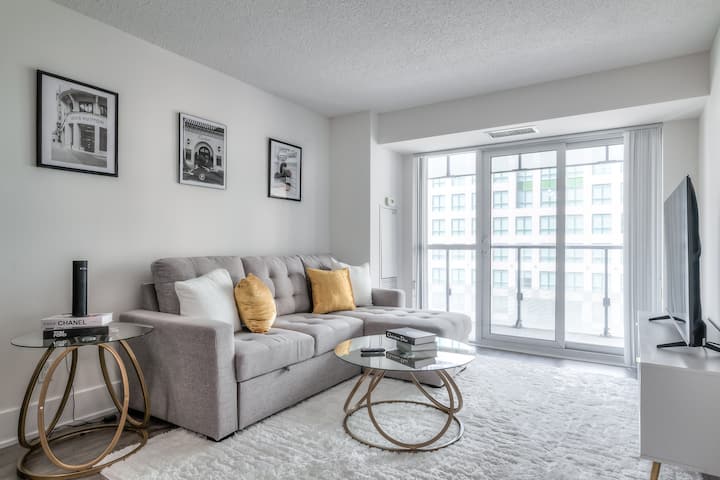 Pumzika katika sebule yenye starehe na Televisheni mahiri, viti vya kifahari na Wi-Fi ya kasi, inayofaa kwa kutazama mtandaoni au kutulia baada ya siku moja nje.