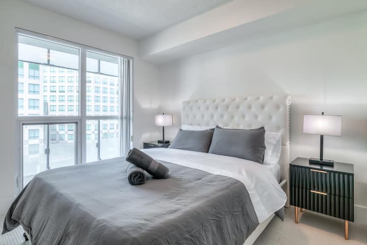 Lala vizuri kwenye kitanda chenye starehe chenye mashuka safi yenye ubora wa hoteli, duveti na Televisheni mahiri kwa urahisi.