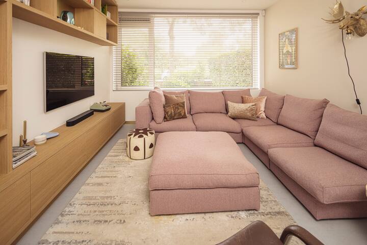 luxurious house with jacuzzi! gallery image 5