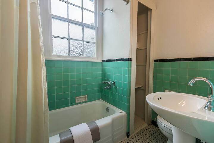 Six Bedroom Balcony Townhouse gallery image 2