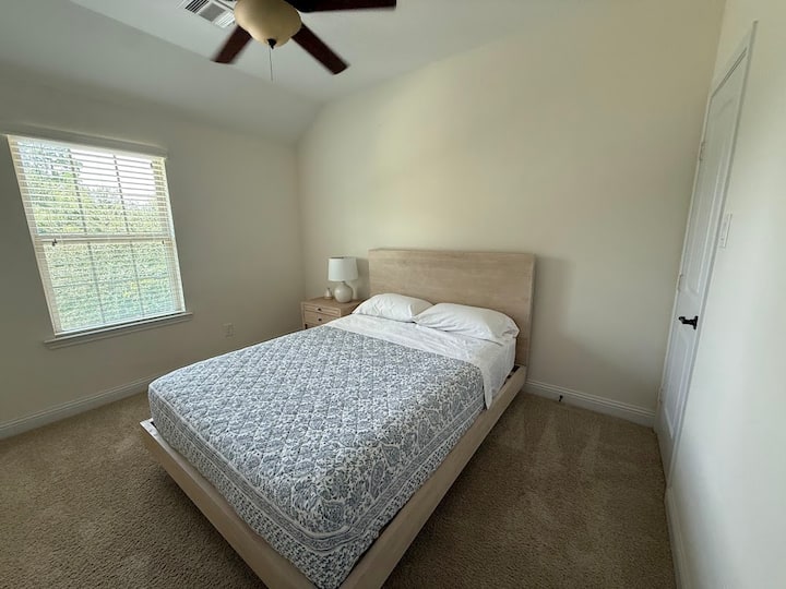 חדר השינה הזה חולק חדר רחצה גדול עם חדר שינה 4, אבל יש לו ארון משלו