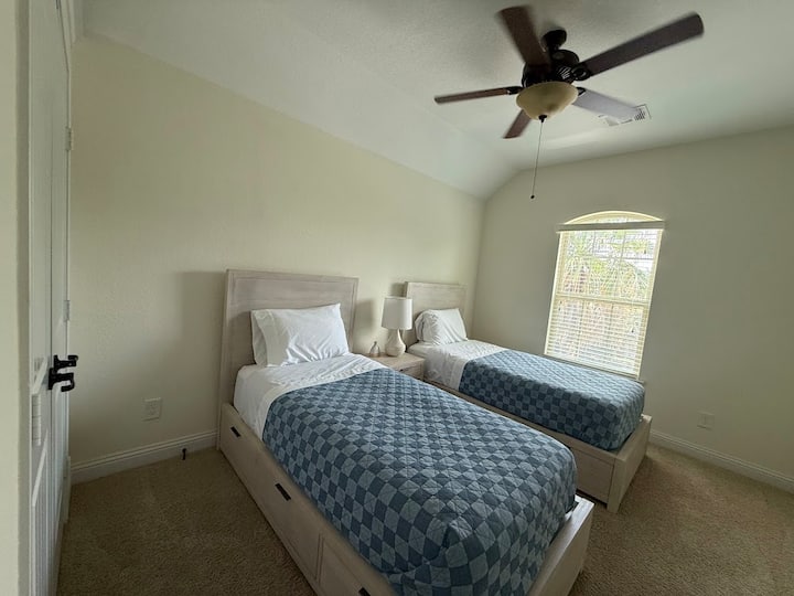 בחדר השינה הזה יש חדר רחצה עם חדר שינה 3 