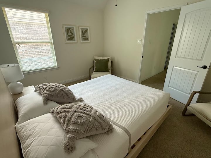 חדר שינה עם מיטת קווין סייז, חדר הלבשה קטן וחדר רחצה פנימי 