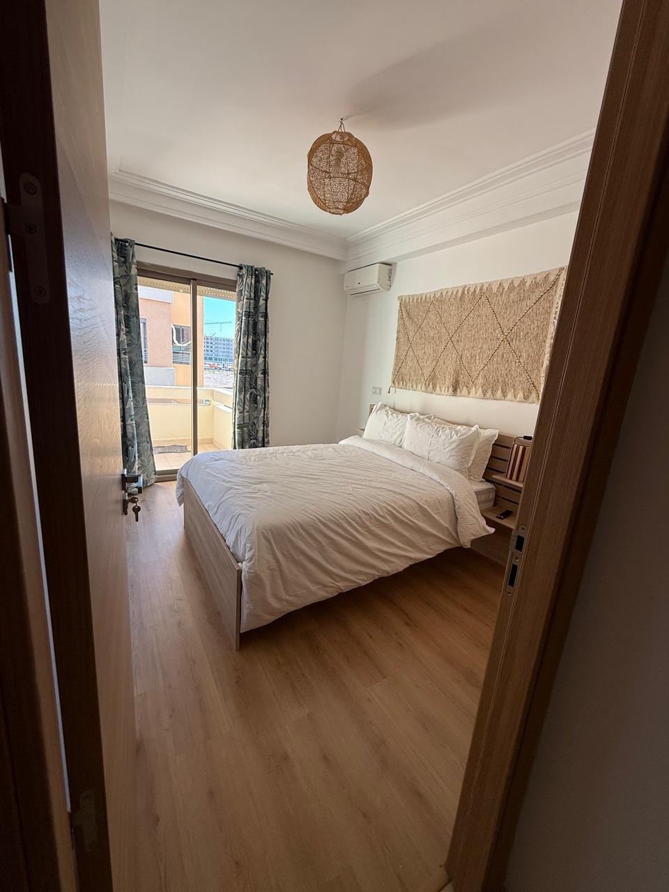 De decoratie is geïnspireerd op traditionele codes, met natuurlijke stoffen, gesneden houten meubels.
Een ruimte ontworpen voor rust, rust en welzijn.