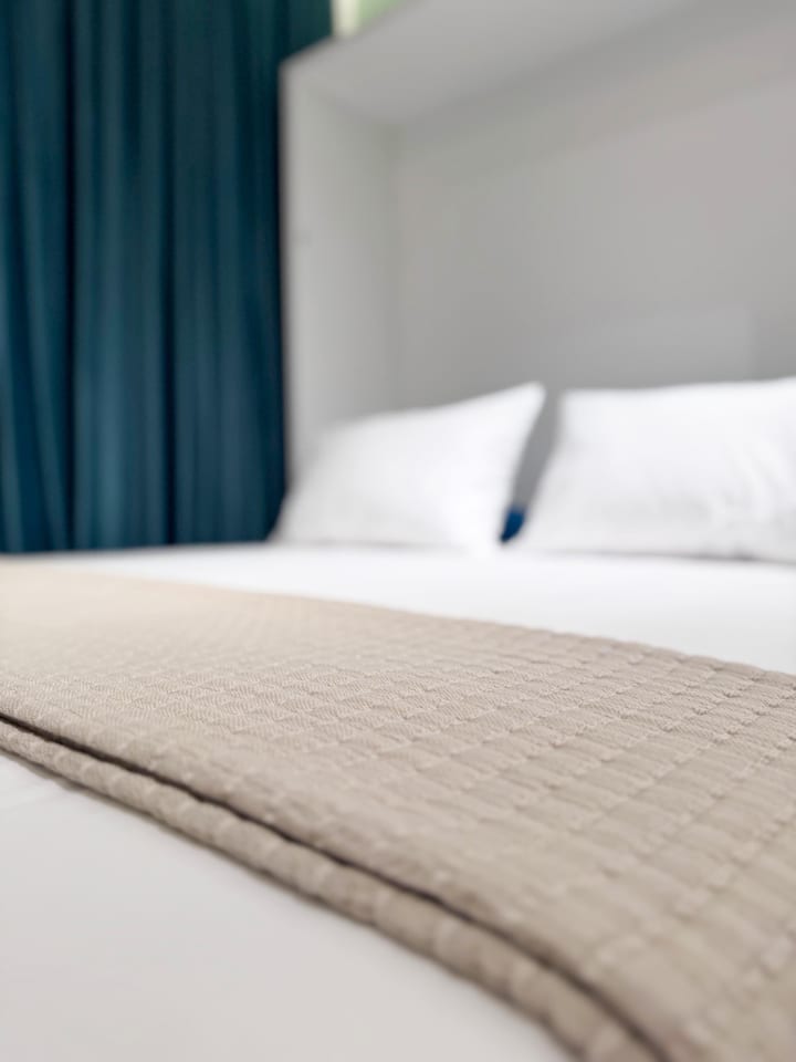 Сгънато легло с размер King size с чаршафи с качество на хотел.