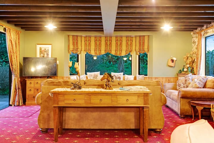 Countryside Retreat With On-site Horse Experiences - Beachlands