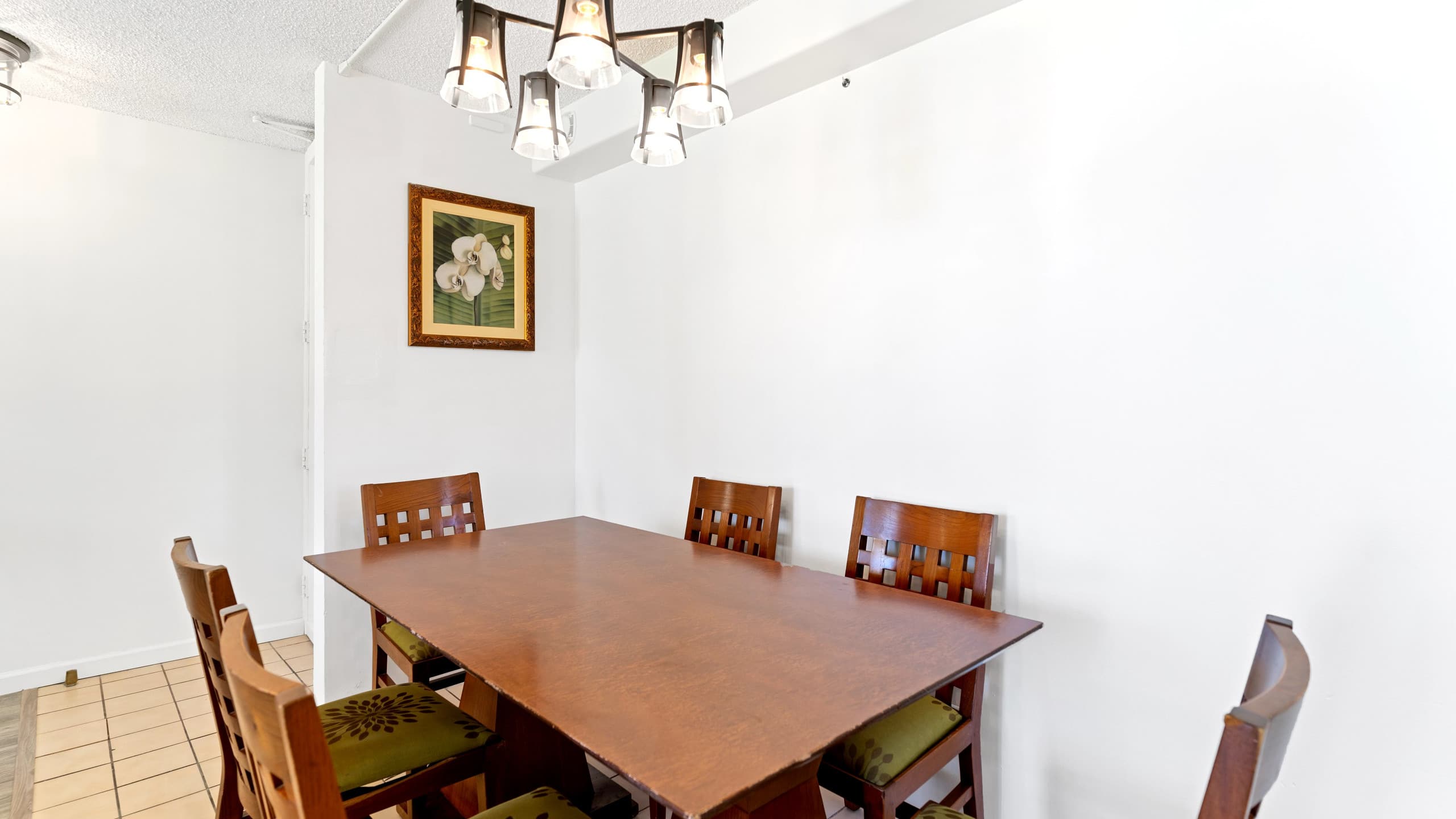 Condo in Honolulu · ★4.52 · 1 bedroom · 2 beds · 1 private bath - Image 7