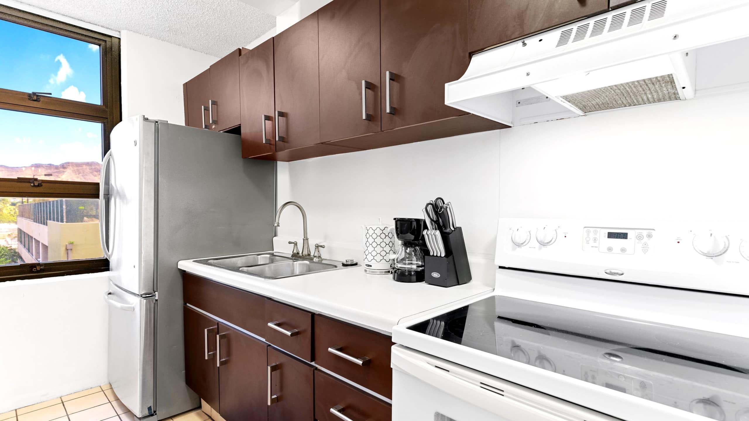 Condo in Honolulu · ★4.52 · 1 bedroom · 2 beds · 1 private bath - Image 6