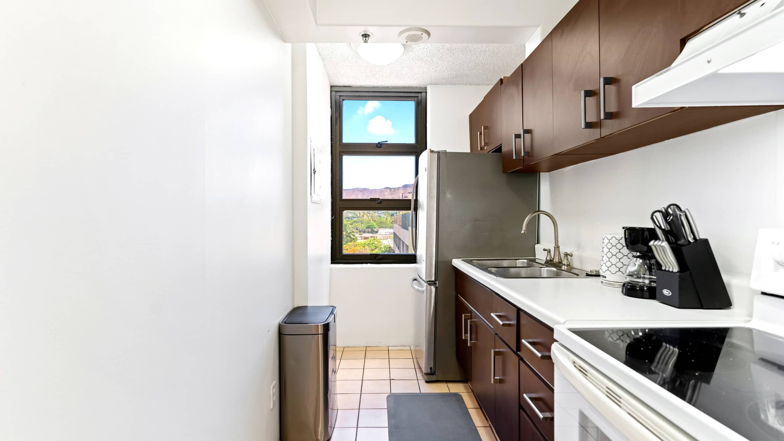 Condo in Honolulu · ★4.52 · 1 bedroom · 2 beds · 1 private bath - Image 5