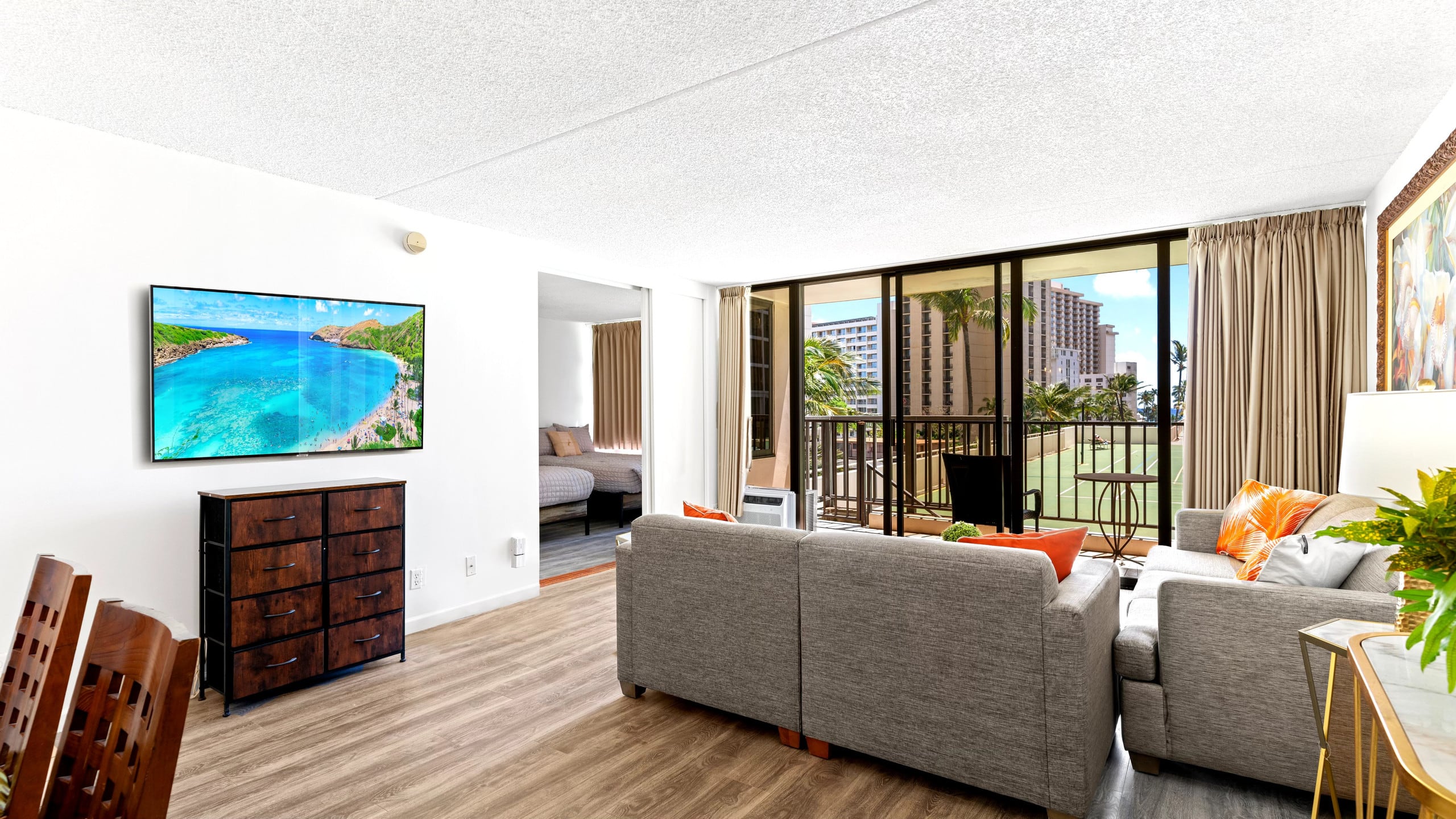 Condo in Honolulu · ★4.52 · 1 bedroom · 2 beds · 1 private bath - Image 3