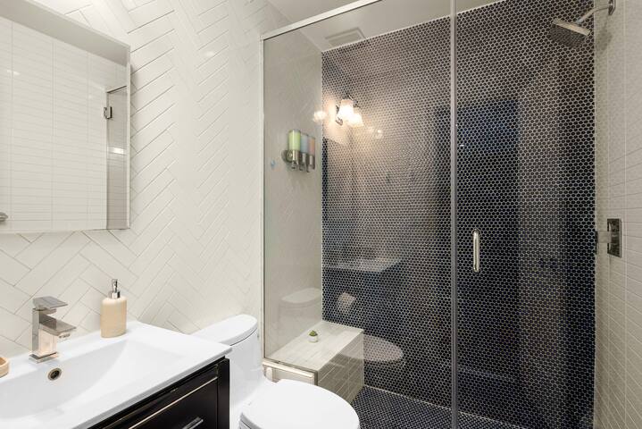 Elegant & Modern NYC Retreat gallery image 3