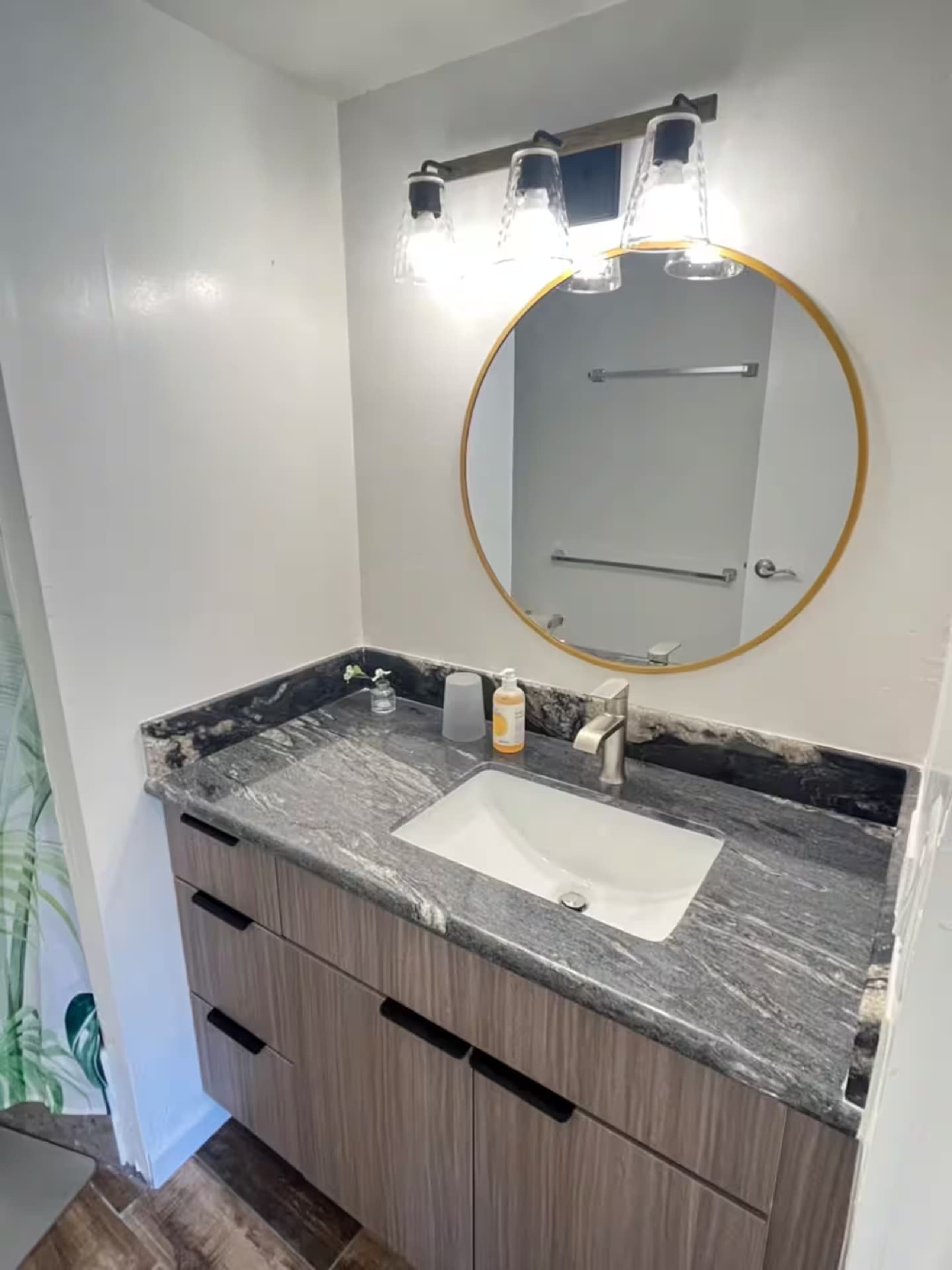 Condo in Honolulu · ★4.89 · Studio · 2 beds · 1 private bath - Image 4