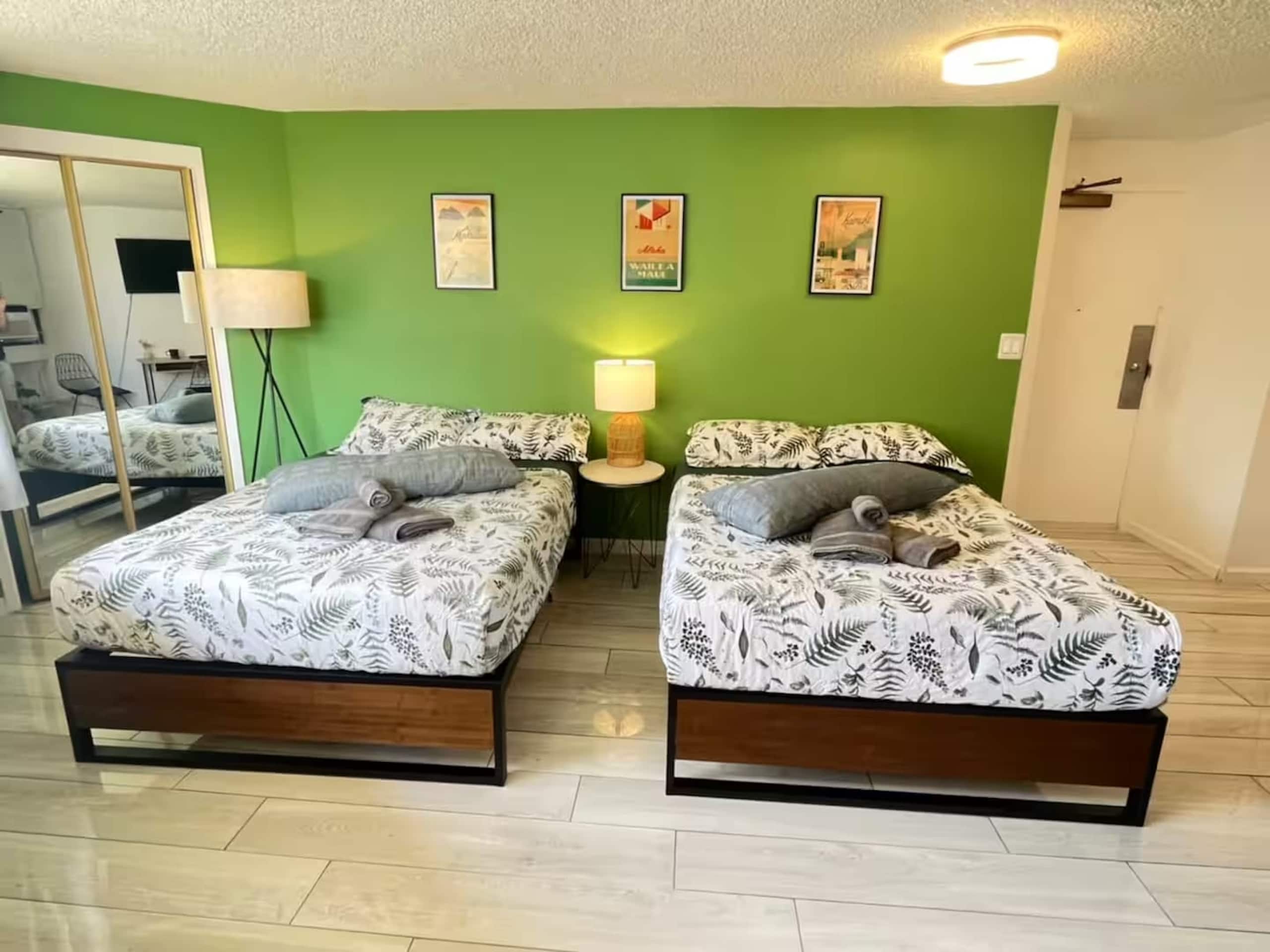 Condo in Honolulu · ★4.89 · Studio · 2 beds · 1 private bath - Image 11