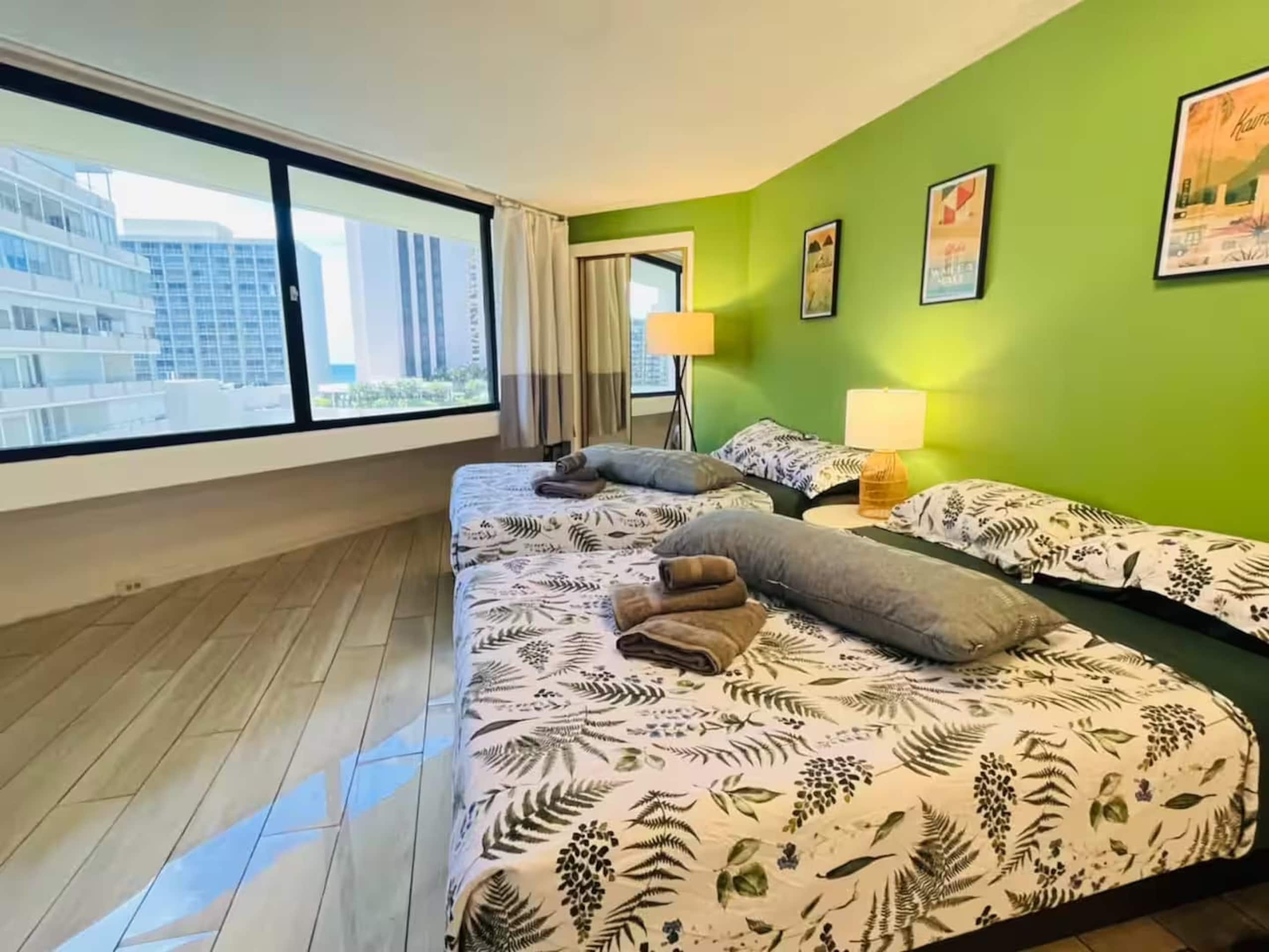 Condo in Honolulu · ★4.89 · Studio · 2 beds · 1 private bath - Image 8