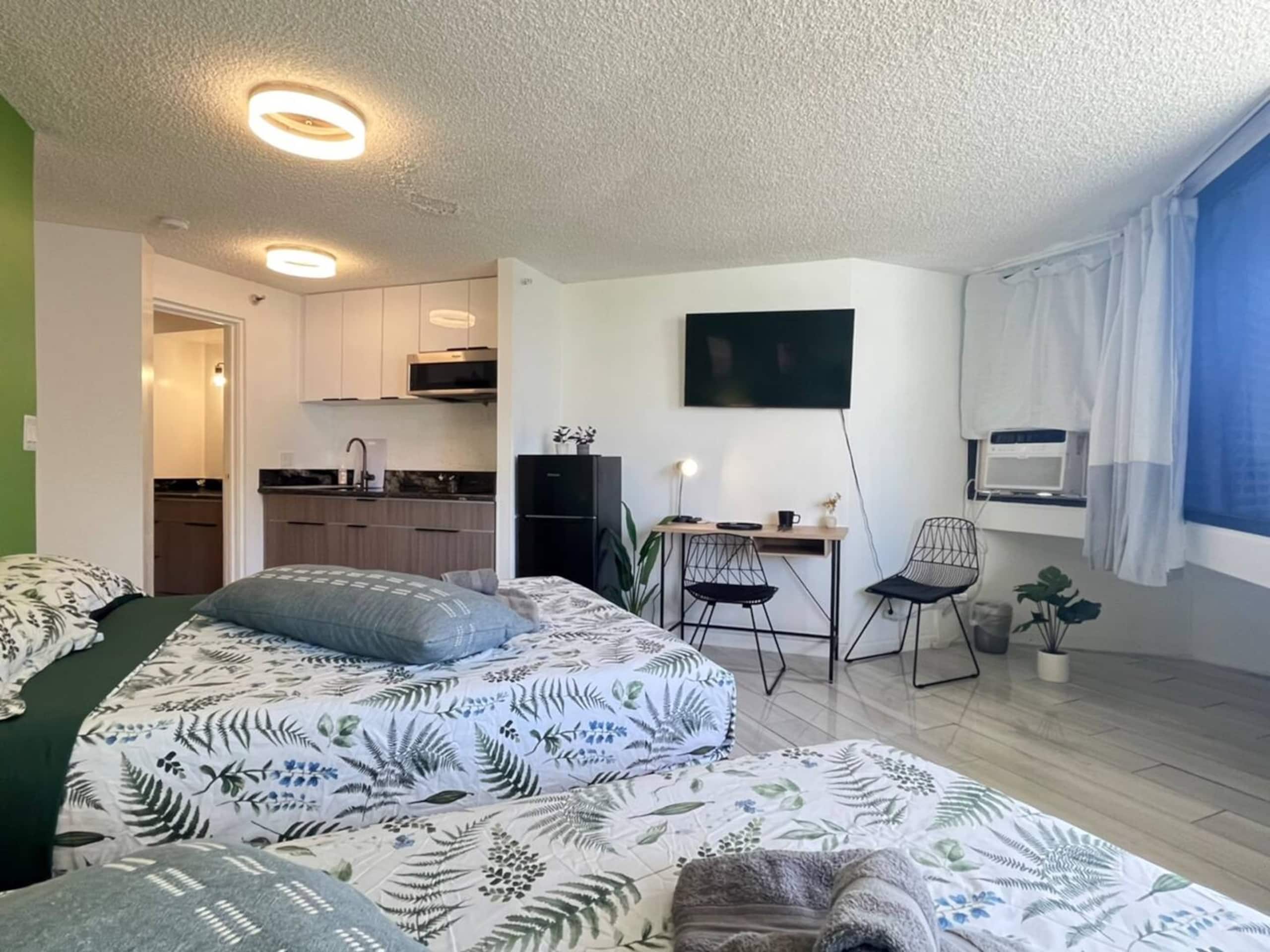 Condo in Honolulu · ★4.89 · Studio · 2 beds · 1 private bath - Image 17