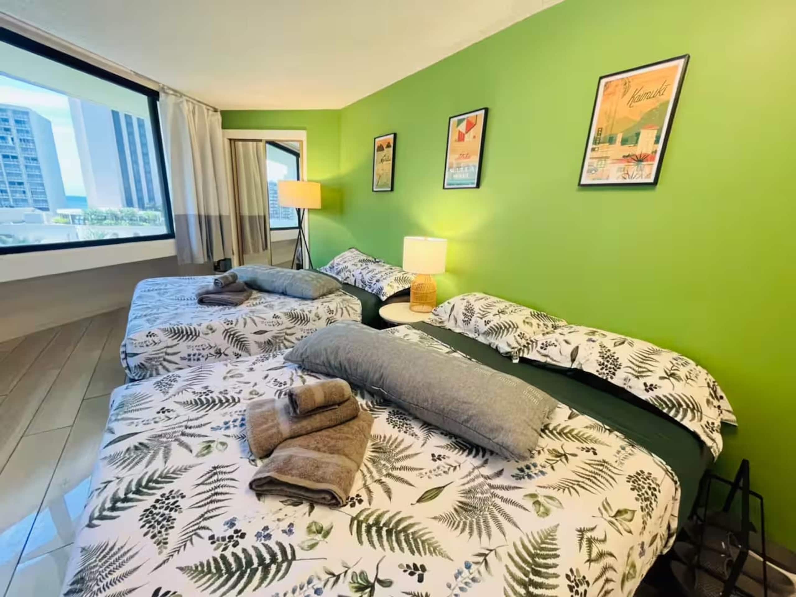 Condo in Honolulu · ★4.89 · Studio · 2 beds · 1 private bath - Image 14