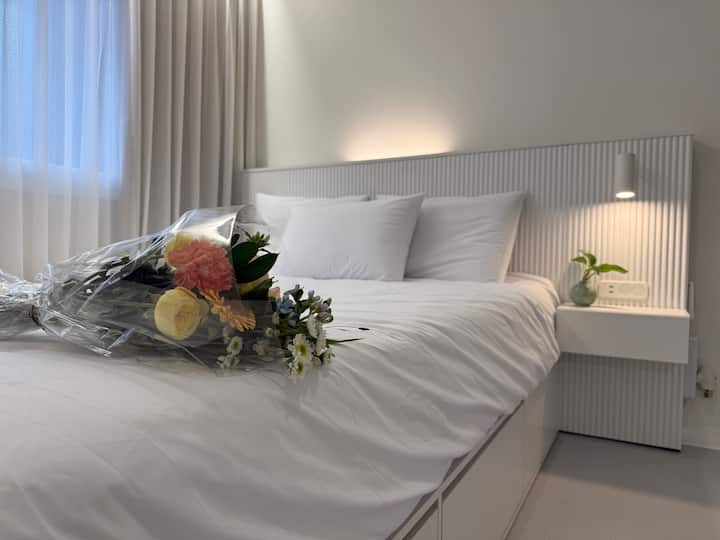 Kjo është dhoma e majtë që mund të dallosh nga dera e hyrjes.
